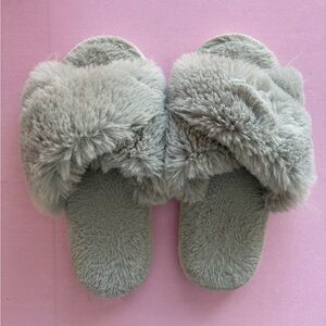 Cozy Gray Faux Fur Women's Slippers Size 7